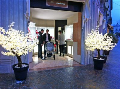 ALBERO A LED CON FOGLIE BIANCHE 170 CM -PRESTIGE-